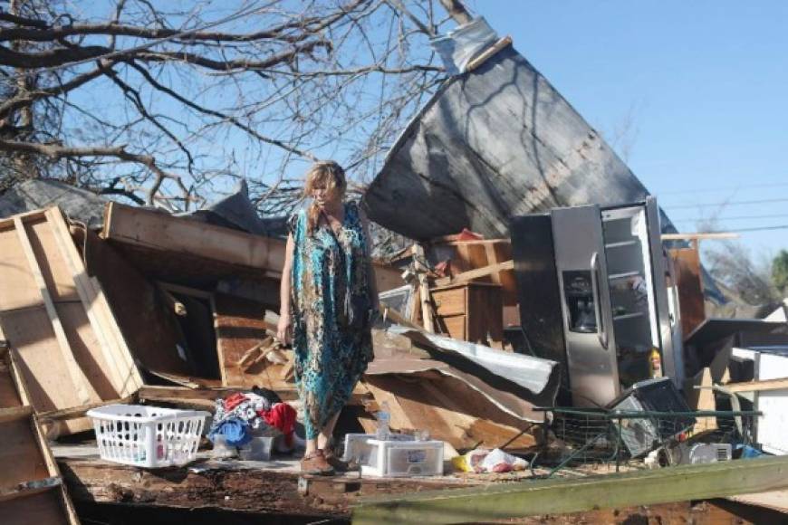 Kathy Coy busca rescatar algunas de sus pertenencias luego de que su casa quedara totalmente destruida por el huracán.