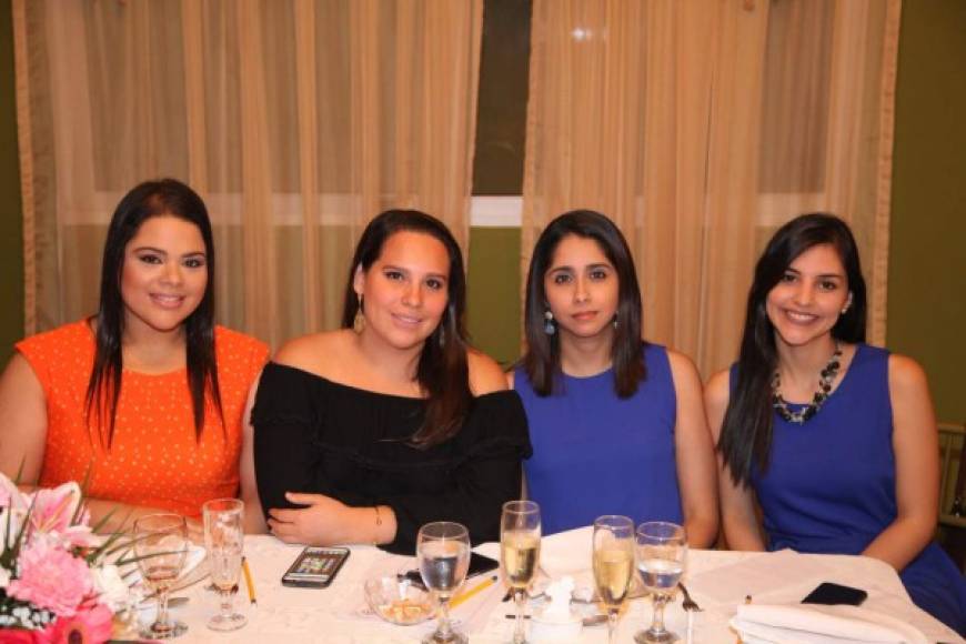 Grace Carranza, Mariela Pérez, Teddys Fernández y Bessy Portillo.