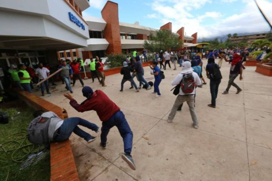 Señaló que la orden que tienen 'es desalojar' a los estudiantes que se mantiene atrincherados en varios edificios de la UNAH para que todos los alumnos 'puedan recibir clases'.<br/>