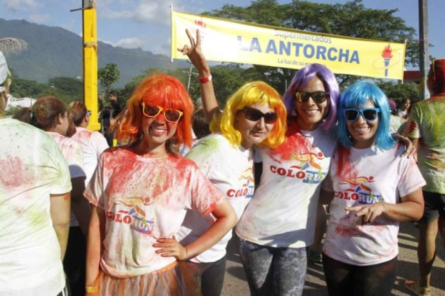 Más de 15 mil hondureños participaron en el Colorun 2014. Algunos lucieron sombreros, lentes, máscaras, pelucas, tutús con diversas formas en el día más colorido del año.