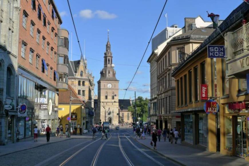 Oslo, capital de Noruega, es una pequeña ciudad que ha sabido crecer sin perder sus señas de identidad, llegando a convertirse en una de las capitales más bellas de Europa. <br/><br/>Aunque se trata de una ciudad muy moderna, aún conserva la magia de los pequeños pueblos y desde el centro de la ciudad es posible llegar hasta un bosque en cuestión de minutos.