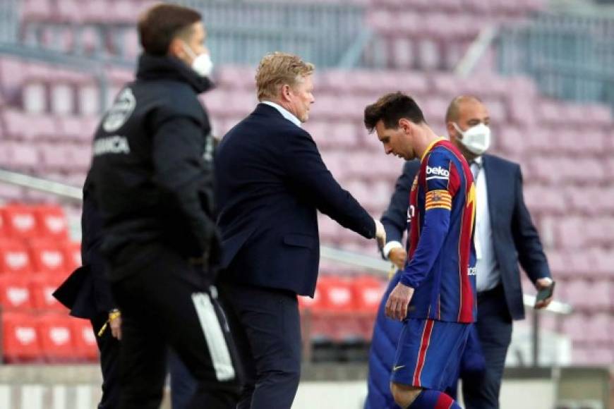 Messi se marchó del campo muy triste y Ronald Koeman intentó consolarlo.