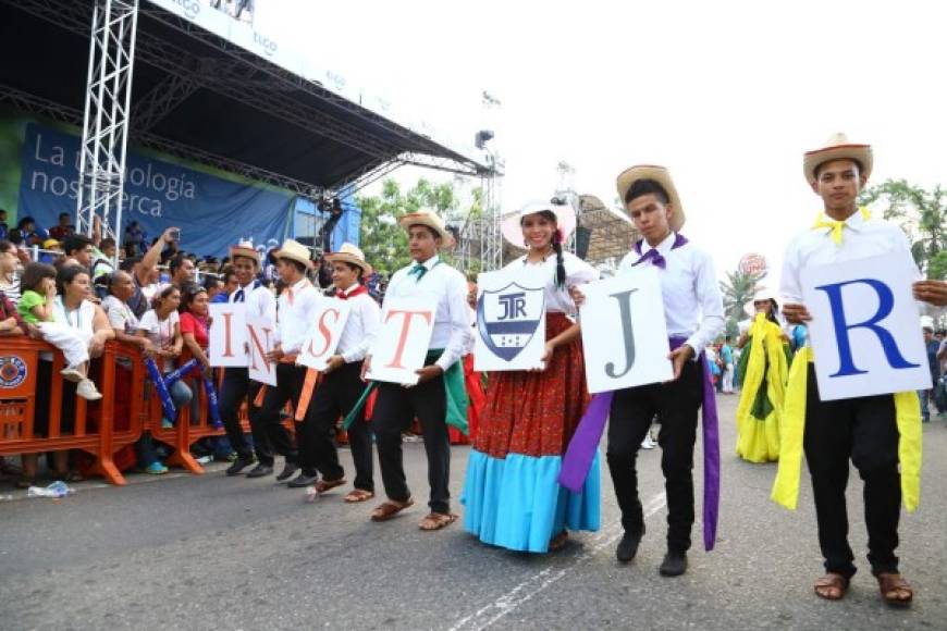 Alumnos del José Trinidad Reyes en desfile de carrozas de la Feria Juniana de San Pedro Sula. Foto Franklin Muñoz