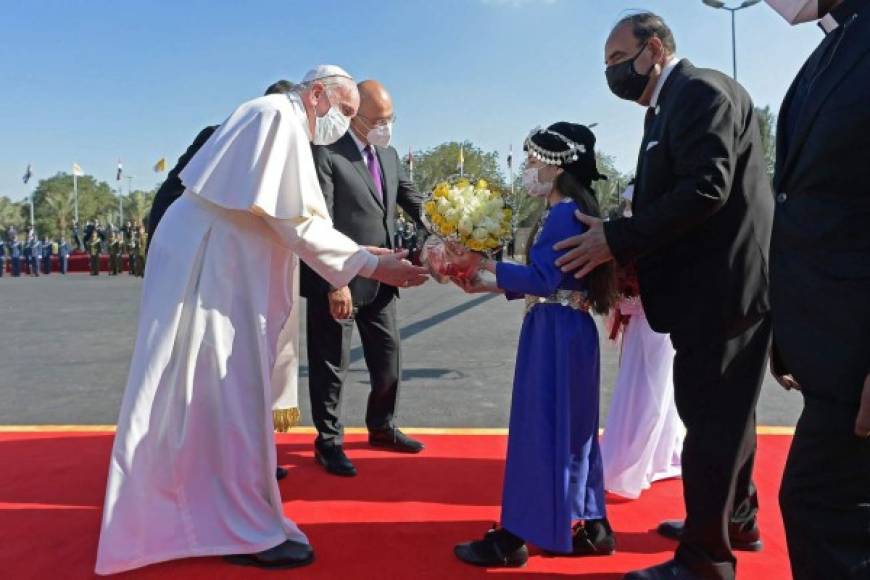 El papa llegó hoy al país árabe para una viaje de tres días en los que visitará la ciudad de Nayaf, para encontrar al máximo líder de los chiíes, mayoría en este país, Ali Al Sistani, y también las ciudades de Ur, Erbil, Mosul y Qaraqosh.