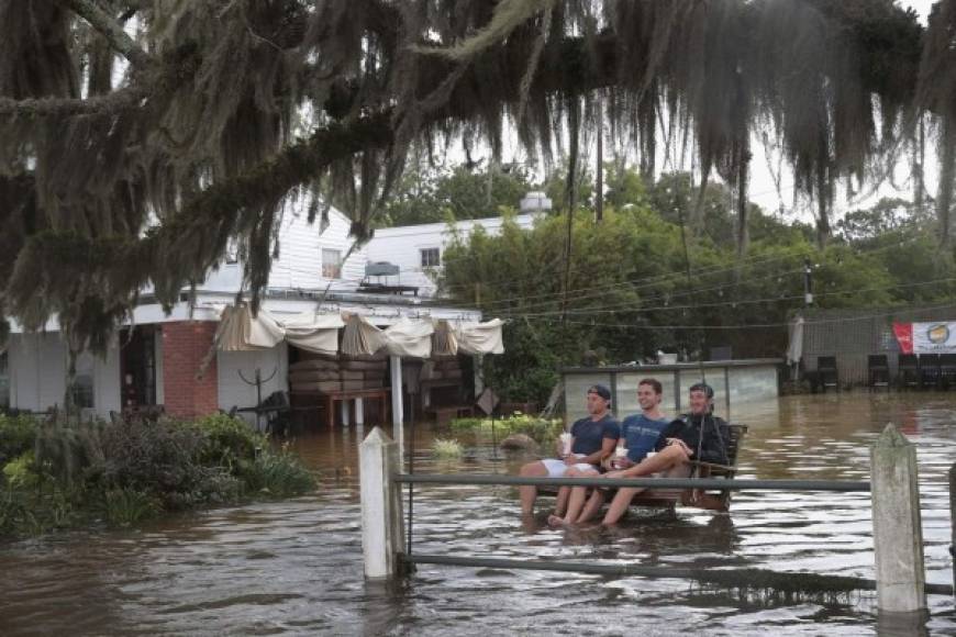 Los ríos se desbordaron en varias localidades como la costera Terrebonne Parish.