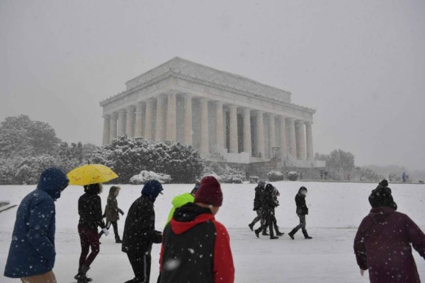 En Washington DC se esperan entre siete y 20 cm de nieve. Las escuelas y los edificios gubernamentales cerraron, aunque el Congreso permanece abierto en medio de intensas negociaciones para alcanzar un acuerdo sobre el presupuesto y evitar el cierre del gobierno federal.