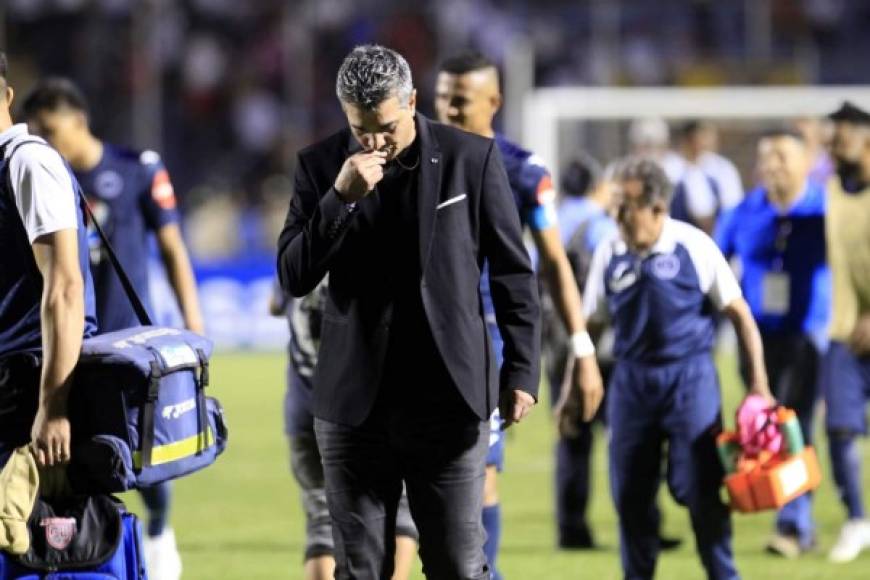 Diego Vázquez besando su amuleto de la suerte al final del partido.