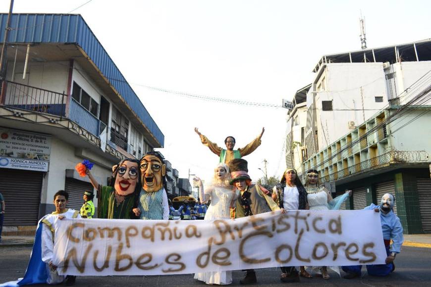 Desde l Casa de la Cultura hasta la Plaza de Las Banderas, diferentes asociaciones de Teatro lideraron un desfile de comparsas para festejar por el arte en la ciudad de San Pedro Sula, cuna del Teatro.