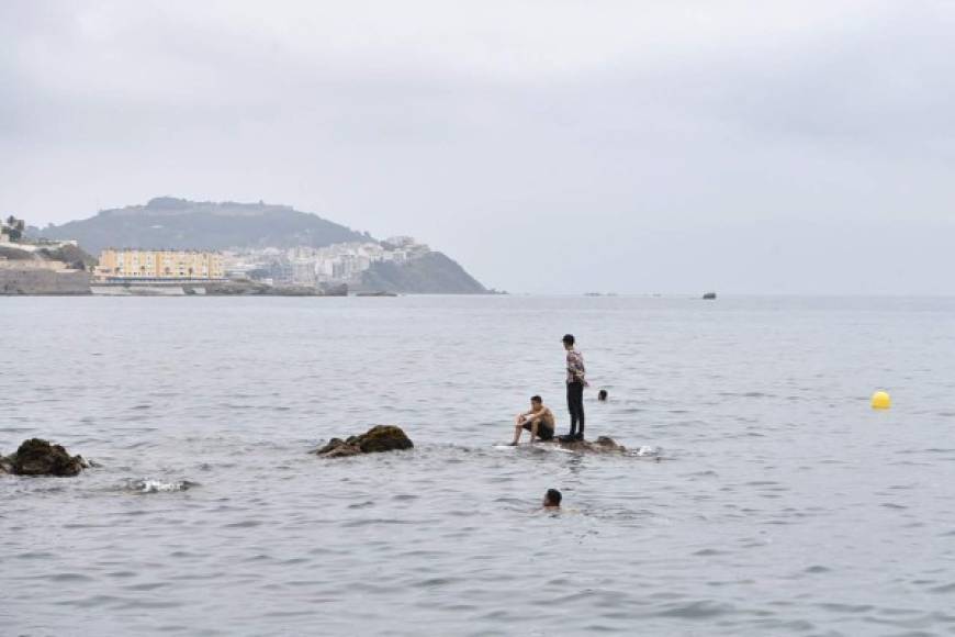 A lo largo de 2021 se han registrado entradas a nado desde Marruecos, la más reciente el pasado 27 de abril, aunque desde hacía 15 años no se producía una llegada masiva como la de ese lunes en una sola jornada y ante la falta de vigilancia costera por parte de las autoridades marroquíes, según pudo constatar Efe.
