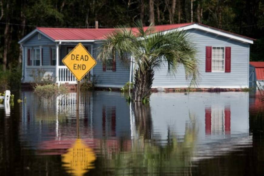 Florence arrojó hasta 36 pulgadas de lluvia en partes de Carolina del Norte, y muchas áreas quedaron aisladas por las inundaciones y las carreteras inundadas.