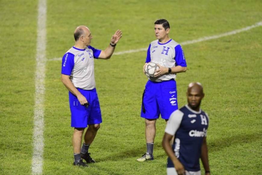 El entrenador Fabián Coito junto a uno de sus asistentes Arnold Cruz.