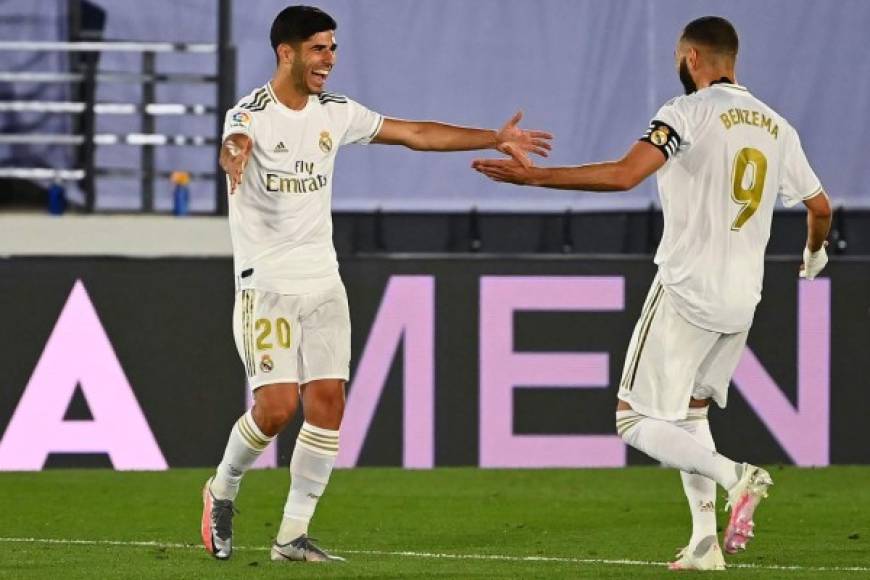 Abrazo de goleadores. Asensio y Benzema celebrando el gol del jugador español.