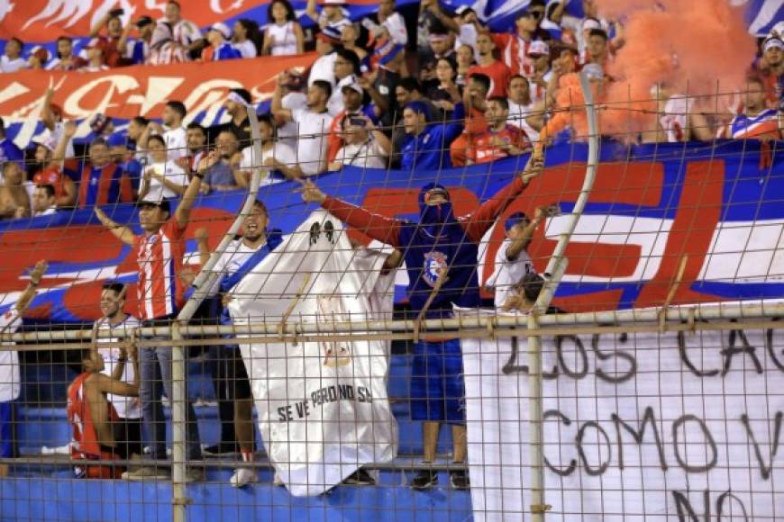 Los 'fantasmas' aparecieron en el Olímpico. Aficionados del Olimpia se disfrazaron así para burlarse del Motagua que perdió la final de la Liga Concacaf ante Saprissa.