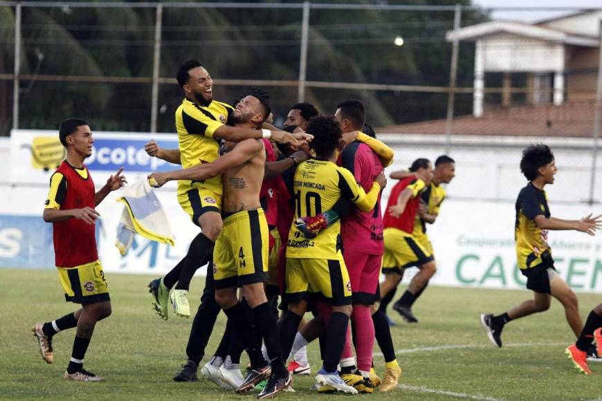 Los jugadores del Génesis de Comayagua celebran el título de campeón del Torneo Clausura 2023 de la Liga de Ascenso.