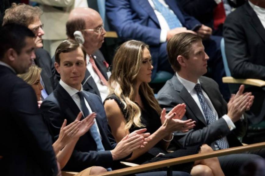 Ivanka Trump, Jared Kushner, Lara y Eric Trump aplaudieron al magnate durante su discurso.