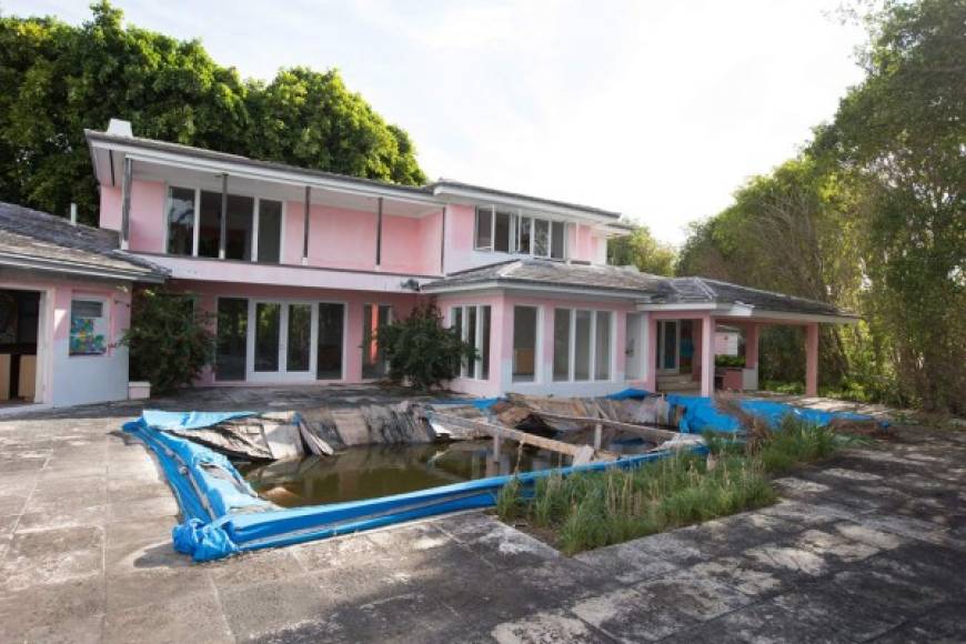 La mítica casa rosada que perteneció a Pablo Escobar, está ubicada en un exclusivo vecindario de Miami Beach, donde solo los que tienen varios millones de dólares pueden vivir. La mansión fue comprada a un precio de 10 millones de dólares y posteriormente fue demolida.
