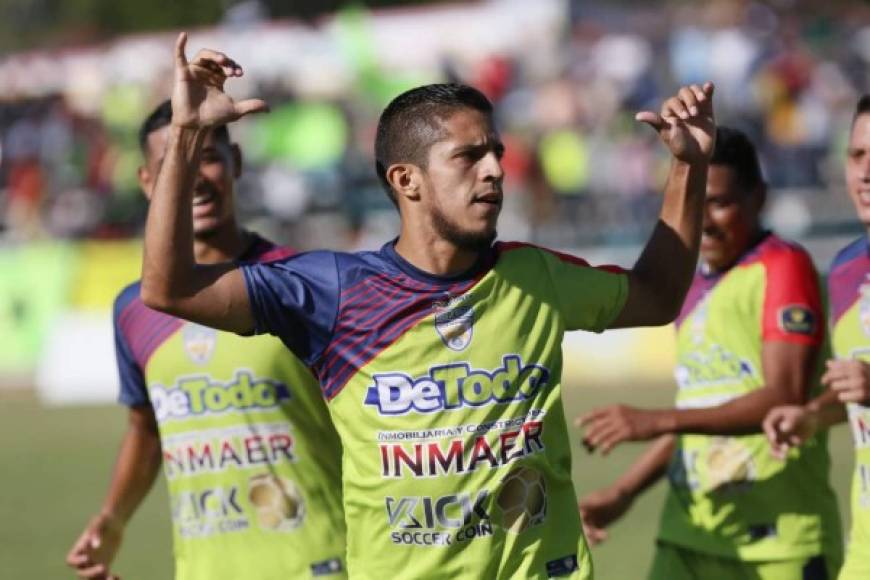 Juan Ramón Mejía se mantiene como el goleador del campeonato al sumar su séptimo gol con el Real de Minas. El delantero celebró así tras marcarle al Platense.