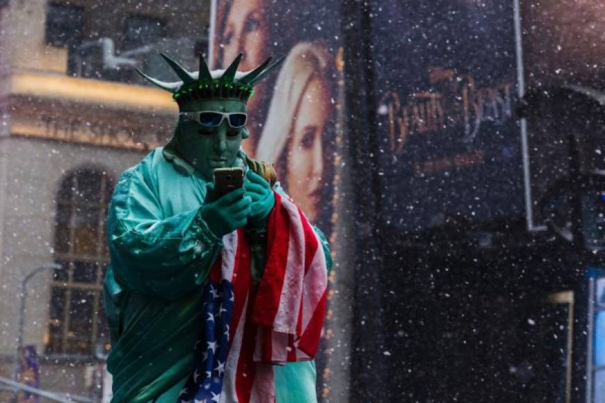 En Times Square, este hombre disfrazado de la estatua de la libertad esperaba por turistas para tomarse selfies.