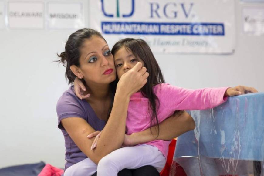 Luego, los indocumentados como esta hondureña junto a su hija de 4 años, deberán asistir a sus audiencias migratorias, donde se definirá si reciben el asilo o son deportados de EEUU.