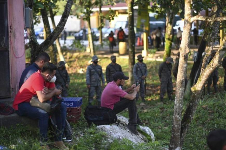 Los migrantes hondureños entraron a suelo guatemalteco en estampida, rompiendo una barrera militar, sin que personal sanitario les pudiera realizar pruebas de covid-19 ni tomarles la temperatura.<br/>