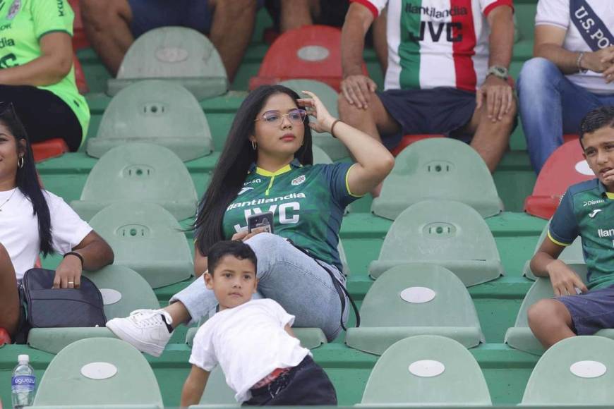 Una belleza verdolaga que no se perdió ningún detalle del partido.