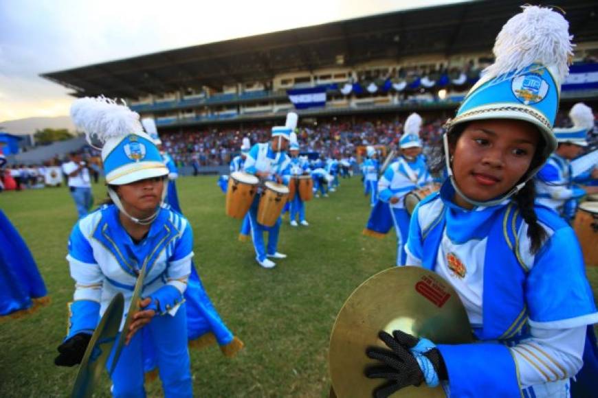 Pese al agobiante calor, estas alumnas del Reyes entregaron todo su esfuerzo para ofrecer un espectáculo de primera en San Pedro Sula.