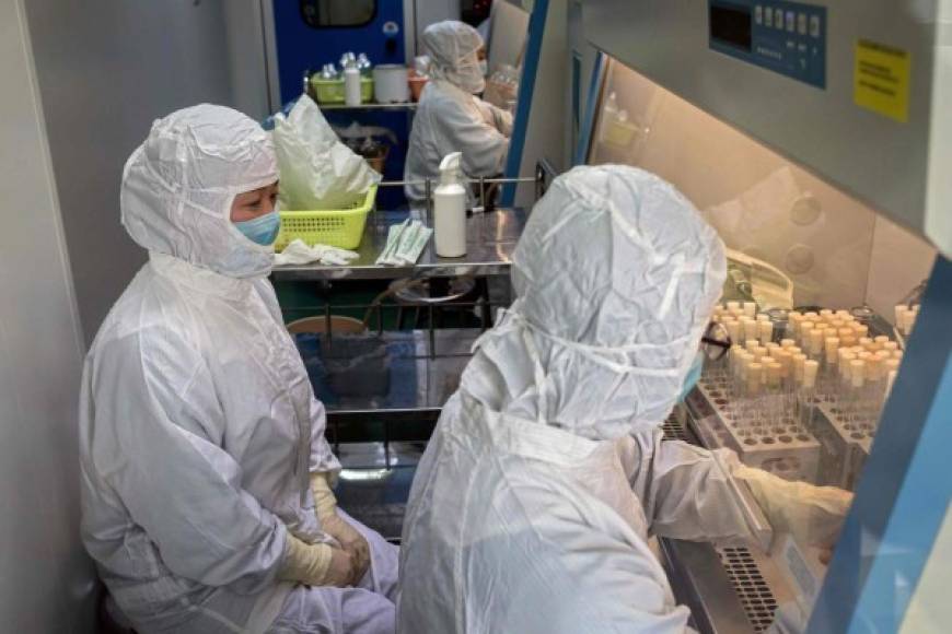A la espera de que las autoridades sanitarias de Pekín aprueben el uso de la vacuna, Biotech debe demostrar que es capaz de producir a gran escala y someter lotes al control de las autoridades.