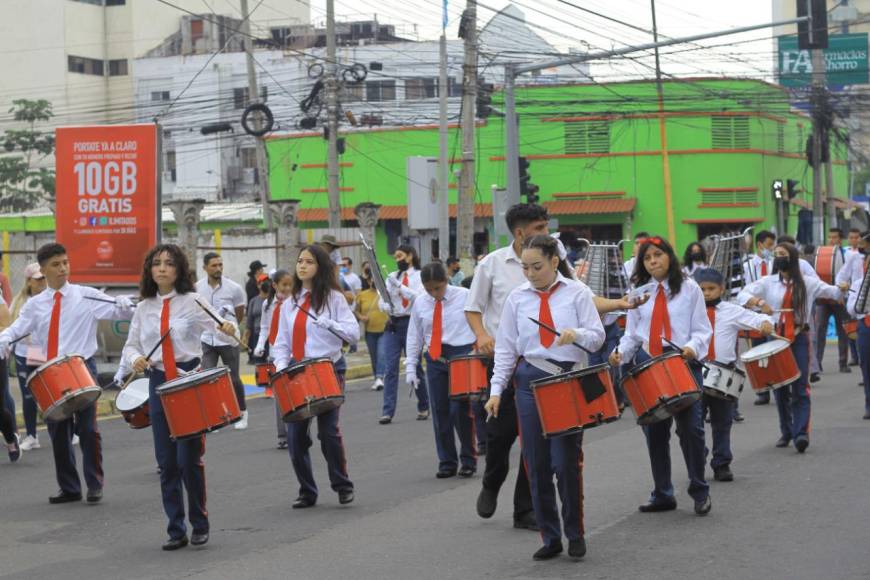 La banda de guerra de la Escuela Evangélica Centroamericana Catalina Landis Oficial se encargó de ambientar todo el recorrido al ritmo de canciones folklóricas