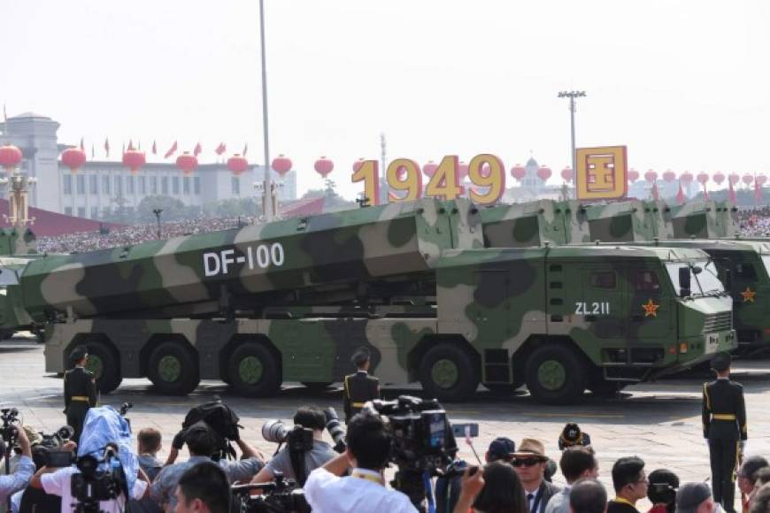 China exhibió su poderío militar en un imponente desfile, el mayor de su historia, para conmemorar los 70 años de su fundación y reforzar el liderazgo de Xi Jinping al frente del país y del partido comunista.