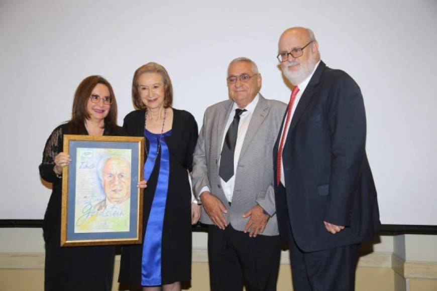 La junta directiva del Cohep honró la memoria y trayectoria empresarial del recordado don Boris Goldstein, un excepcional visionario e impulsor de la empresa privada de Honduras. Doña Alice Goldstein recibió el reconocimiento.