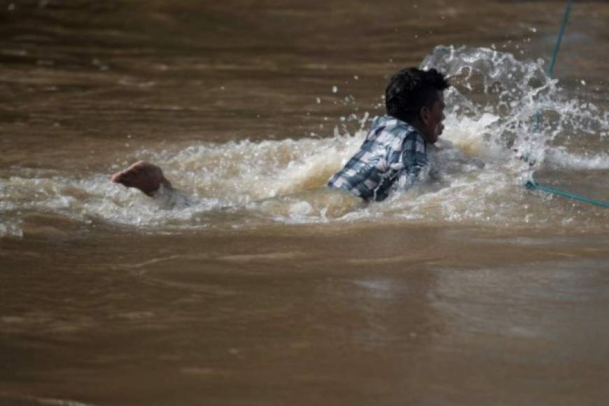 Los migrantes lograron cruzar el río pese a las fuertes corrientes.