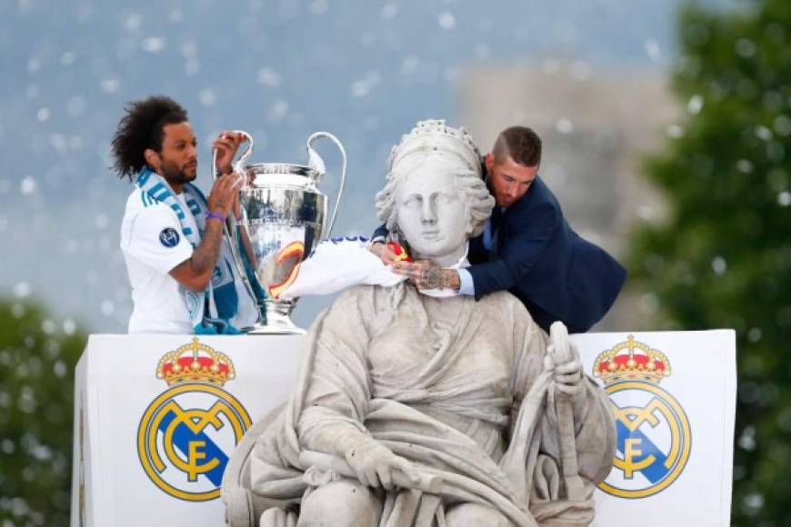 Sergio Ramos realizó el habitual ritual con la estatua de la Fuente de Cibeles.<br/>