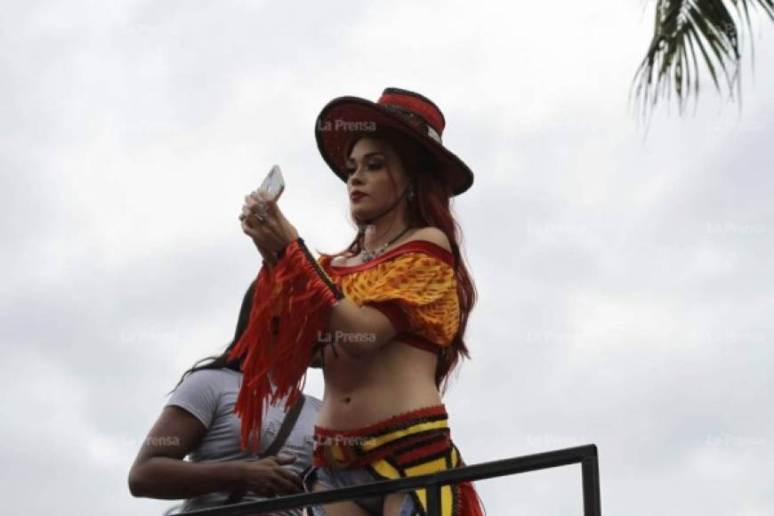 El desfile de carnaval, compuesto por carrozas y comparsas, es el evento más esperado entre los sampedranos durante la Feria Juniana, misma que culmina mañana domingo.