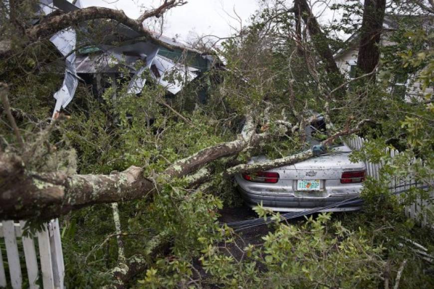 Panama City parecía un escenario de guerra después de haber sido azotada por más de tres horas con fuertes vientos y una intensa lluvia que caía horizontalmente.