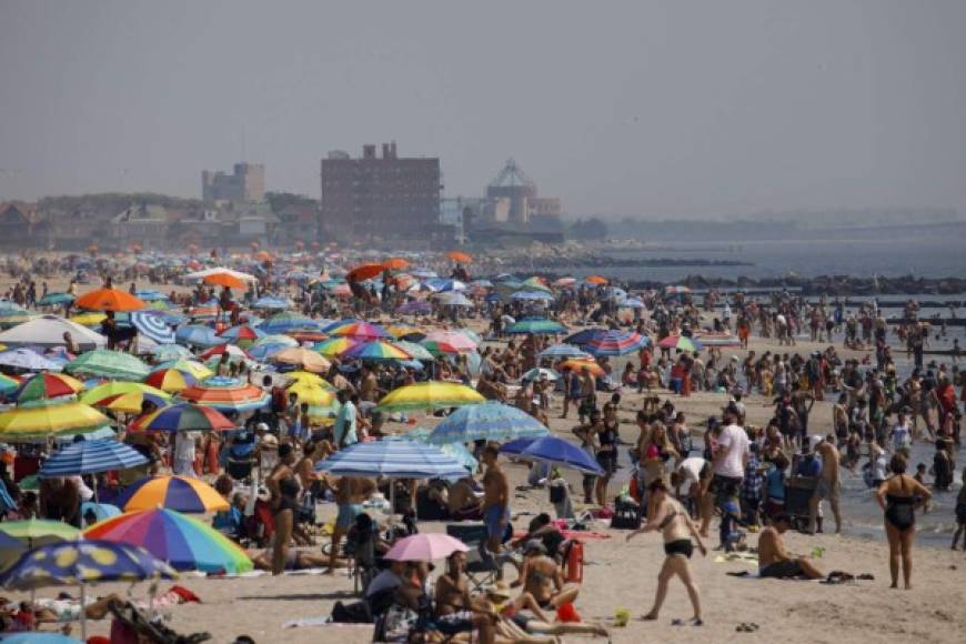 Los neoyorquinos se dirigieron a la playa para refrescarse ante las elevadas temperaturas.