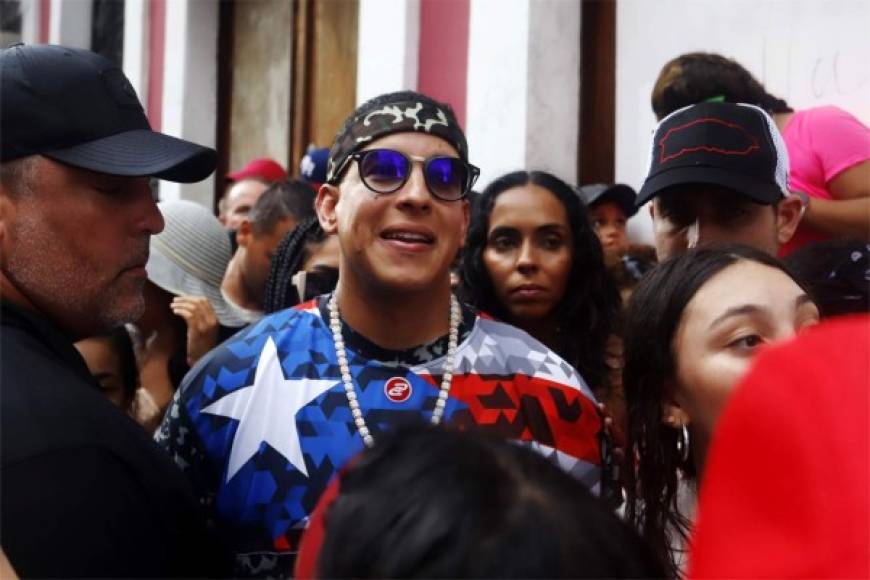 El regetonero Daddy Yankee no estuvo en las dos manifestaciones más importantes pero sí acudió a una concentración el lunes a las puertas de la residencia oficial del gobernador en las que se dio un baño de masas.