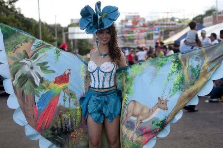 Una bailarina hondureña posa durante un carnaval hoy, sábado 27 de septiembre de 2014, parte de la celebración anticipada del 436 aniversario de la fundación de Tegucigalpa (Honduras). Centenares de hondureños participaron en el carnaval, actividades culturales y deportivas con motivo de la celebración que se realiza oficialmente el 29 de septiembre, informaron los organizadores. EFE