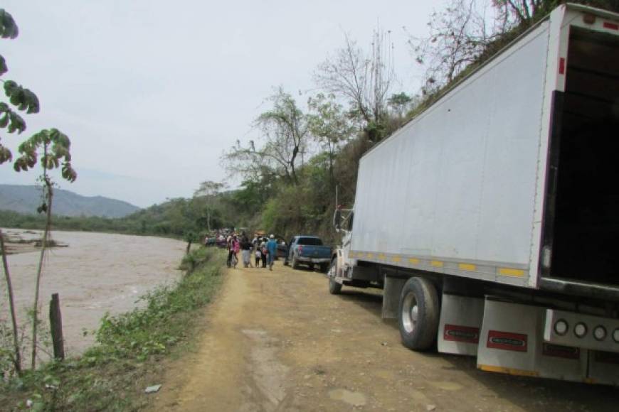 Paso bloqueado en un tramo de la carretera entre Danlí y Trojes, en el departamento de Eñ Paraíso.