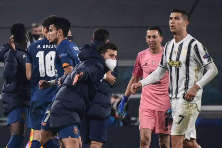 Mientras en el Porto festejaban el pase a cuartos de final, Cristiano Ronaldo y sus compañeros de la Juventus estaban que no podrían creer la eliminación.