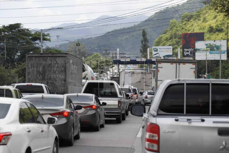 Fuerte congestionamiento vial se reporta a esta hora del mediodía de hoy viernes en el bulevar del sur de San Pedro Sula. 