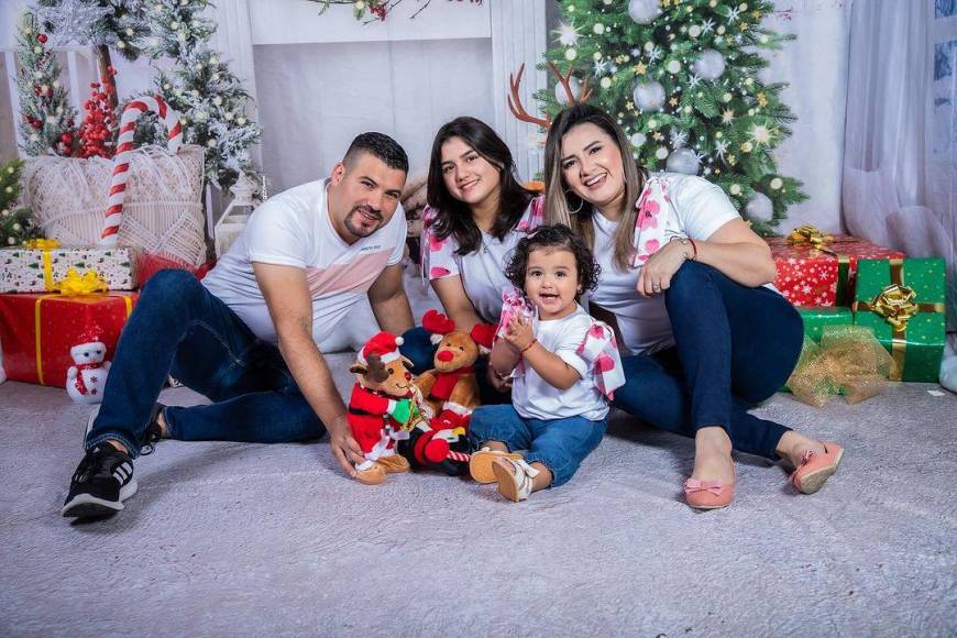 ”Agradecimiento” esa es la palabra que utilizó Cesia Mejía al compartir estas fotos con temática navideña y junto a su familia. 