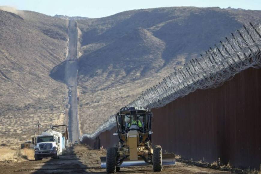 Biden anunció que una de sus primeras acciones como presidente será detener la construcción del muro fronterizo por lo que el Gobierno de Trump ha redoblado esfuerzos para terminar el proyecto cuanto antes posible.