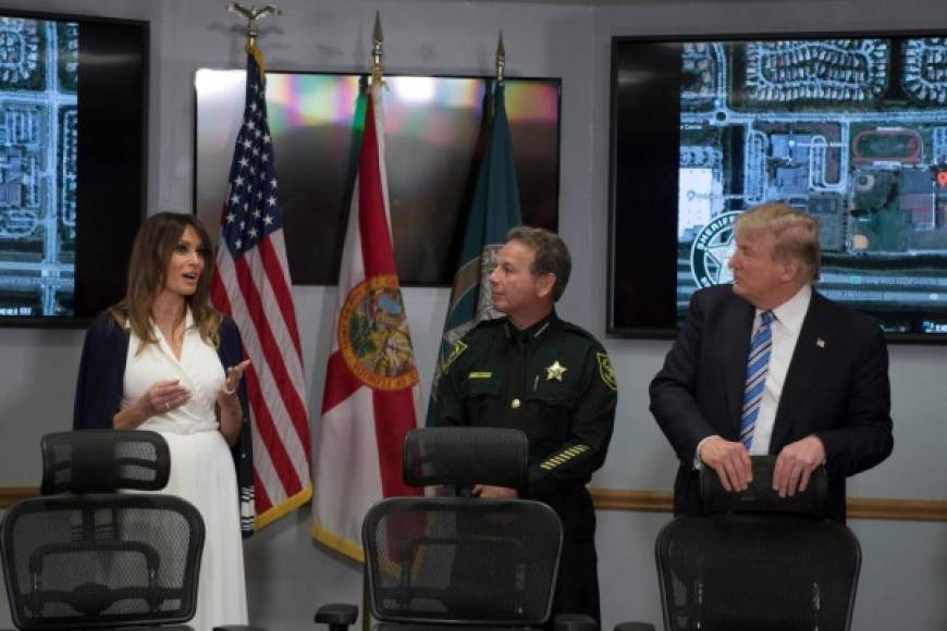 Trump y Melania llegaron el pasado viernes a Florida para reunirse con los equipos de emergencia que atendieron a las primeras víctimas de la masacre en una secundaria de Parkland.