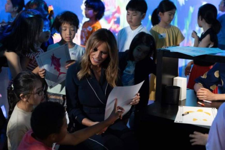 Melania visitó luego un acuario donde interactuó con varios niños como parte de su campaña Be Best.