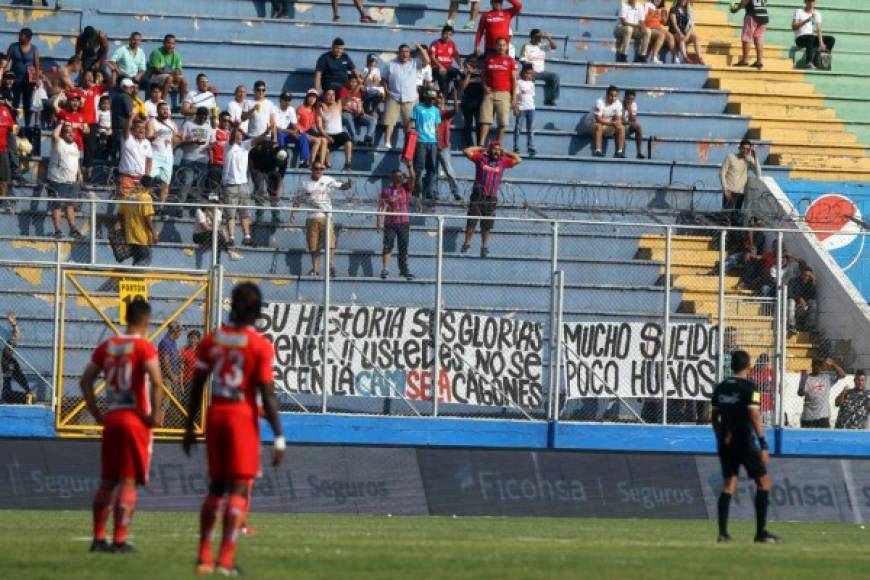 Otra de las pancartas de los aficionados del Olimpia contra los jugadores. 'Mucho sueldo, pocos huevos', se podía leer en una.