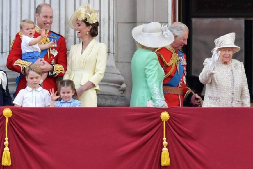 Todos los miembros de la realeza, incluyendo la exactriz Meghan Markle, celebraron este sábado el 93 cumpleaños de la reina Isabel II con un fastuoso desfile militar en el centro de Londres al que asistieron miles de ciudadanos como espectadores.