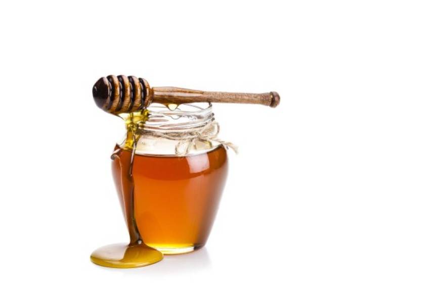 Miel: Contiene vitaminas B, C, niacina, ácido fólico, minerales como hierro y zinc. La miel ayuda a equilibrar el sistema nervioso y activa el sistema inmune, especialmente en niños y ancianos. Es importante que las personas más propensas a sufrir coronavirus aumenten el consumo de este alimento.