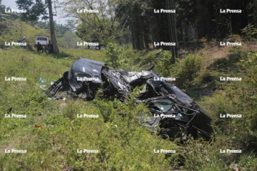 El vehículo en donde se conducía Ardón quedó totalmente destruido.