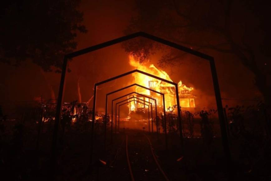Numerosas casas empezaron a arder temprano el lunes en los vecindarios suburbanos al este de Santa Rosa, que con 177.000 habitantes es la ciudad más populosa del Condado Sonoma.<br/>
