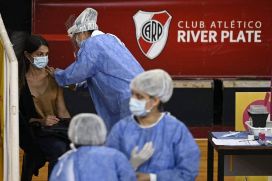 En el barrio porteño de Núñez, el club River Plate es una de las 28 postas extrahospitalarias donde se vacuna al personal sanitario en Buenos Aires.
